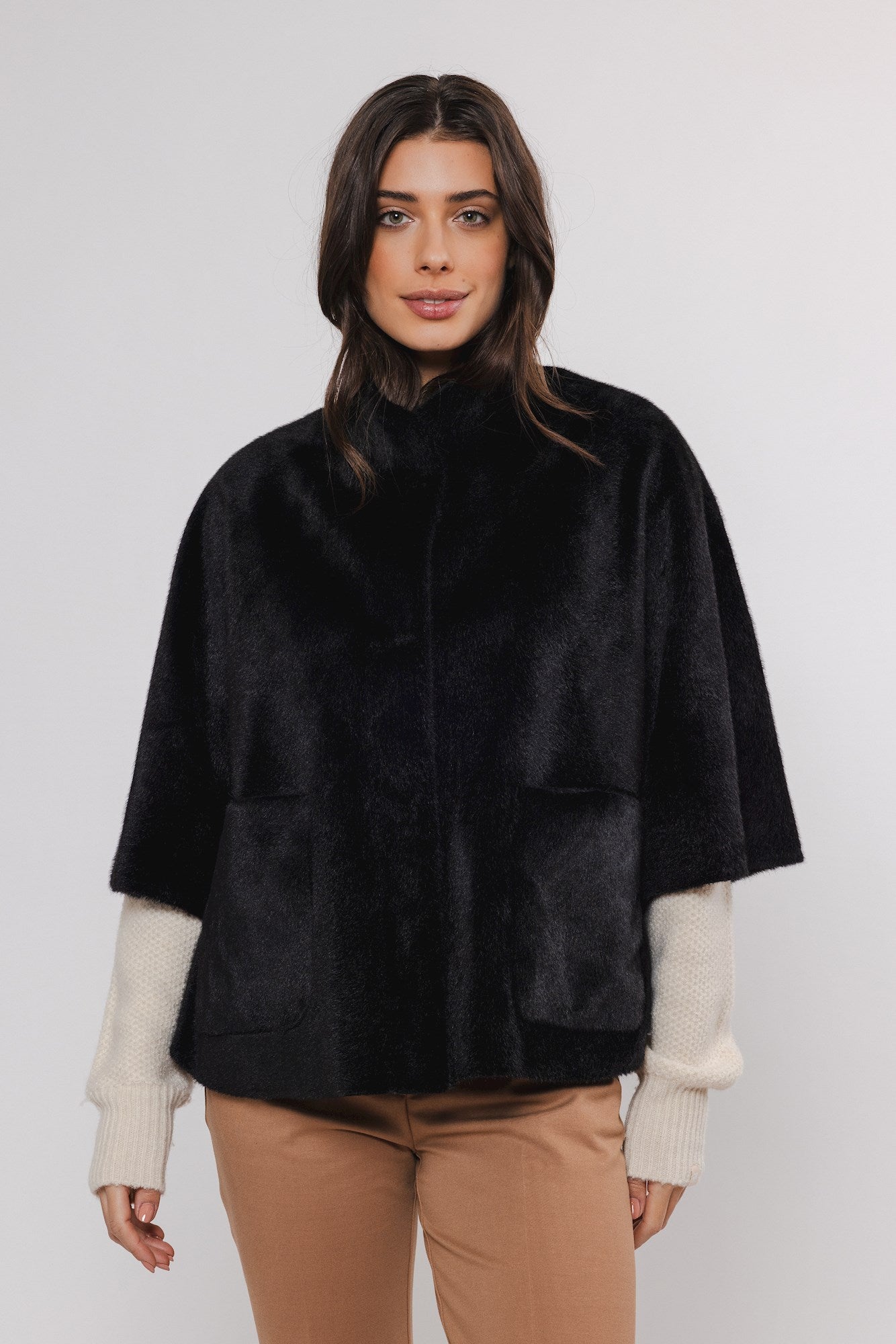 Dewi.7002410/11 - Faux fur cape jasje met opgestikte zakken