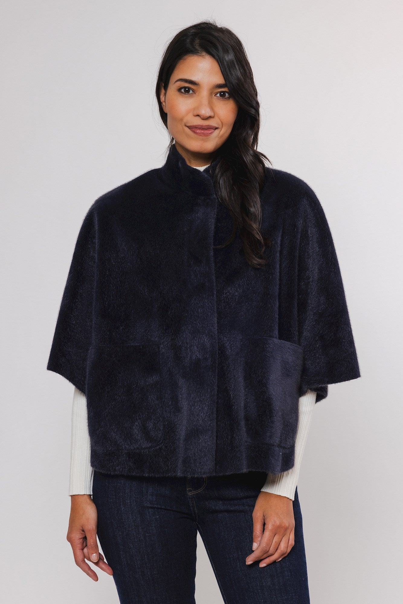 Dewi.7002410/11 - Faux fur cape jasje met opgestikte zakken